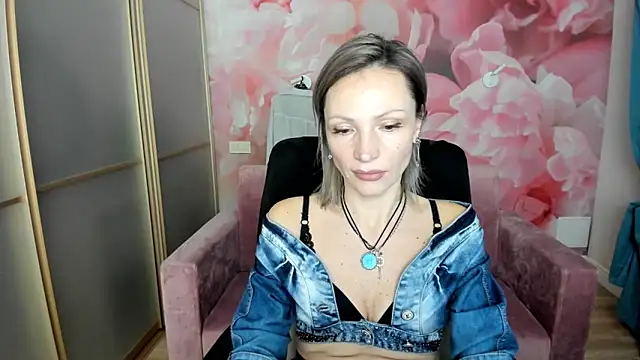 Snapshot of AlinaMoor chatting on February 2026 12:52:02 AM AlinaMoor online show from February 2026 12:52:02 AM