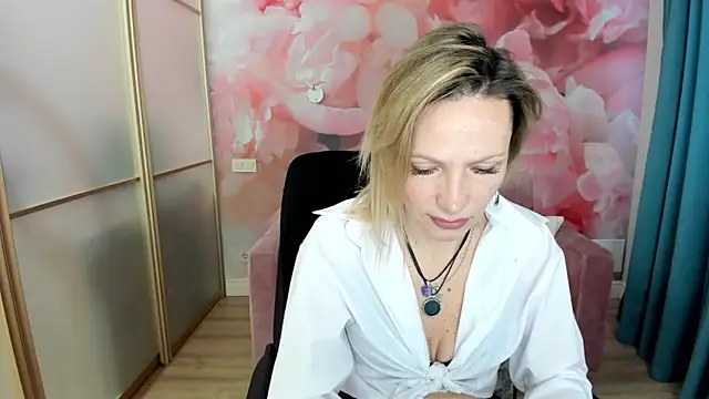 Snapshot of AlinaMoor chatting on March 2026 07:02:01 AM AlinaMoor online show from March 2026 07:02:01 AM