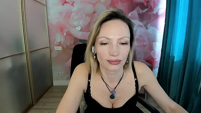 Snapshot of AlinaMoor chatting on March 2026 07:30:02 AM AlinaMoor online show from March 2026 07:30:02 AM