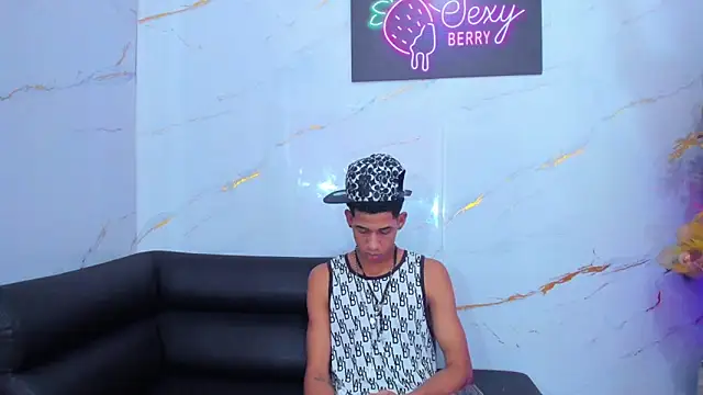 Snapshot of Little_nicoll chatting on December 2025 11:01:02 PM Little nicoll online show from December 2025 11:01:02 PM