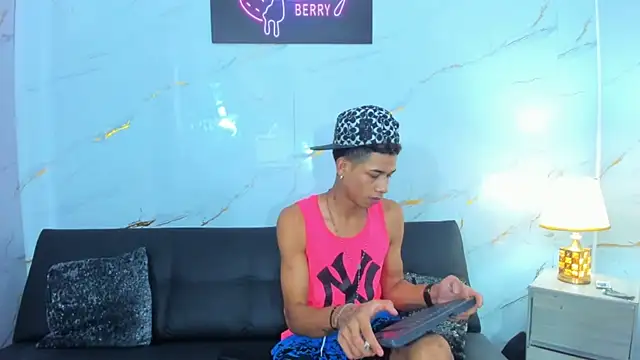 Snapshot of Little_nicoll chatting on February 2026 11:27:02 PM Little nicoll online show from February 2026 11:27:02 PM