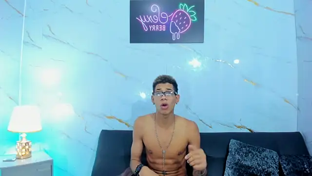 Snapshot of Little_nicoll chatting on February 2026 11:24:02 PM Little nicoll online show from February 2026 11:24:02 PM