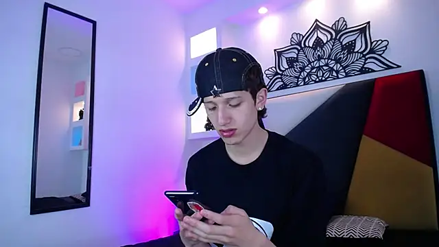 Emo Boy  online show from January 2026 06:24:01 PM