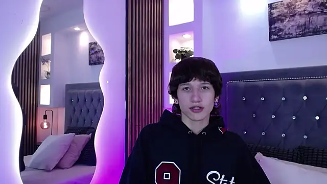 Emo Boy  online show from April 2026 08:39:01 PM