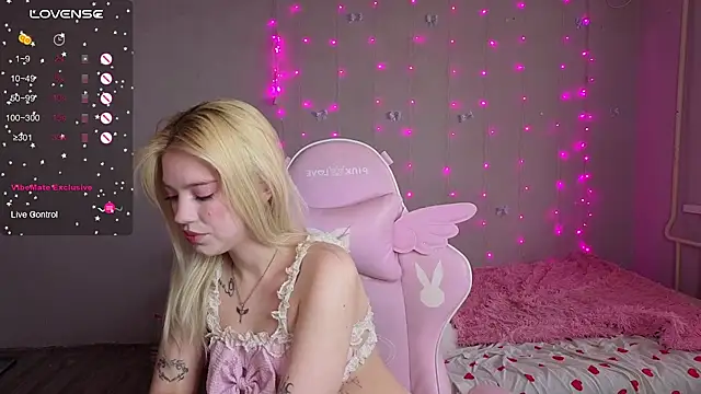 myprettylola online show from April 2026 02:14:01 PM