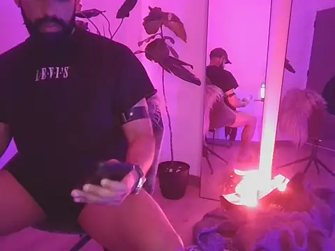 AlejandroFierroxxx online show from October 2025 06:31:02 PM
