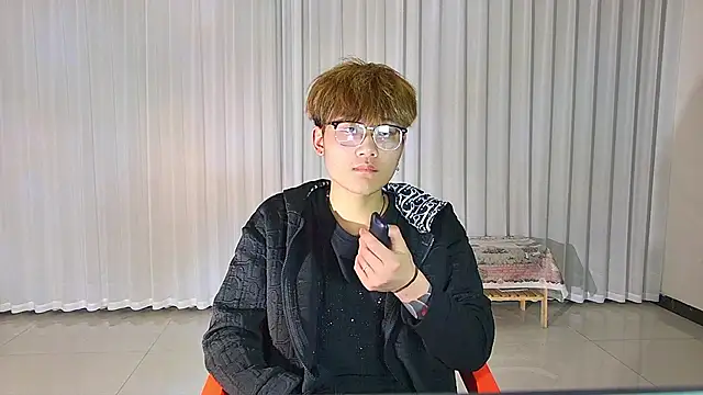 KK-cuteboy online show from April 2026 12:16:02 PM