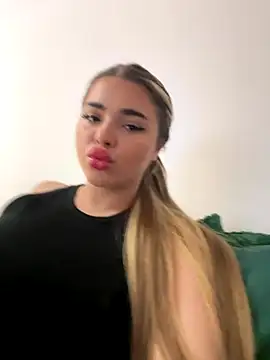 LolaAmore online show from December 2025 03:21:01 PM