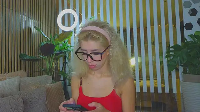 Snapshot of Violetttttta chatting on October 2025 08:41:01 PM Violetttttta online show from October 2025 08:41:01 PM