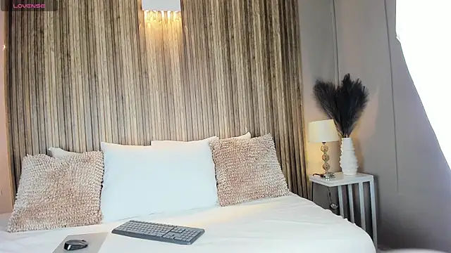 VanneCamiel online show from November 2025 11:43:02 AM