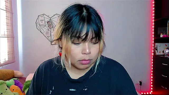 Snapshot of EllieMoonX chatting on December 2025 08:25:01 PM EllieMoonX online show from December 2025 08:25:01 PM