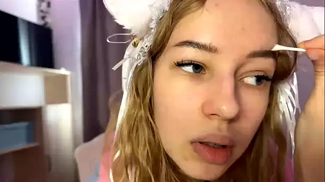 Snapshot of LunaCrave chatting on October 2025 09:30:01 AM LunaCrave online show from October 2025 09:30:01 AM