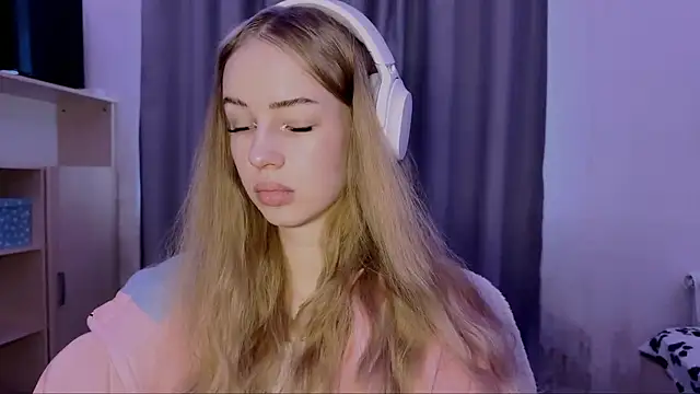 Snapshot of LunaCrave chatting on October 2025 09:35:02 AM LunaCrave online show from October 2025 09:35:02 AM