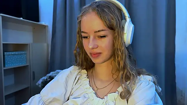 Snapshot of LunaCrave chatting on November 2025 07:19:02 AM LunaCrave online show from November 2025 07:19:02 AM