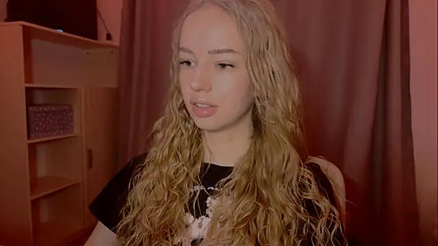 Snapshot of LunaCrave chatting on November 2025 02:17:01 PM LunaCrave online show from November 2025 02:17:01 PM