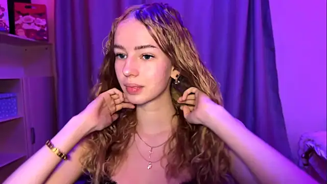 Snapshot of LunaCrave chatting on November 2025 02:41:02 PM LunaCrave online show from November 2025 02:41:02 PM