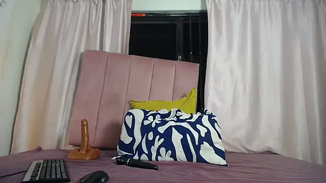 Kelly-001 online show from April 2026 09:45:01 PM