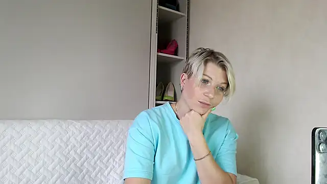 Snapshot of BellaStrong_ chatting on October 2025 06:02:02 AM BellaStrong online show from October 2025 06:02:02 AM