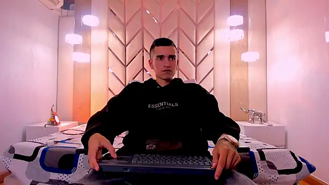 Ethan Boy  online show from February 2026 08:01:01 PM