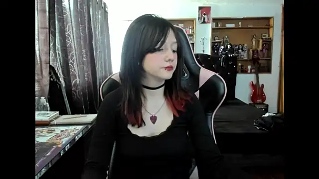 Maki Zein  online show from November 2025 07:03:01 PM