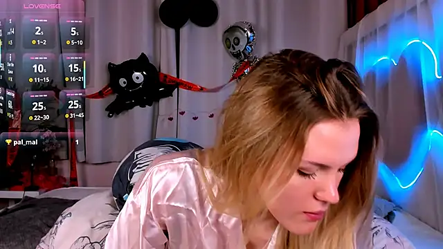 -KittyMoore online show from November 2025 08:32:01 PM