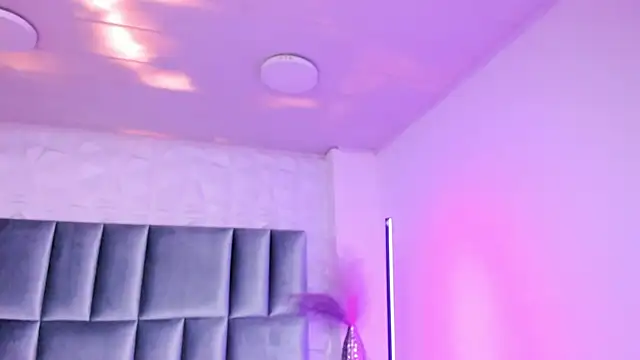 HollyPeach online show from March 2026 07:32:01 PM