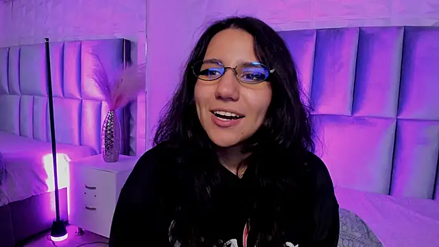 Snapshot of HollyPeach chatting on April 2026 01:42:02 AM HollyPeach online show from April 2026 01:42:02 AM