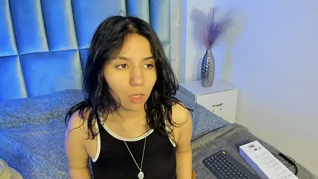 Snapshot of HollyPeach chatting on May 2026 07:33:01 PM HollyPeach online show from May 2026 07:33:01 PM