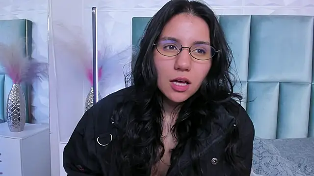 Snapshot of HollyPeach chatting on June 2026 10:15:01 AM HollyPeach online show from June 2026 10:15:01 AM