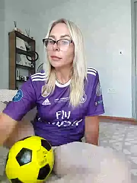 Snapshot of ElenabonyX chatting on June 2026 03:04:02 PM ElenabonyX online show from June 2026 03:04:02 PM