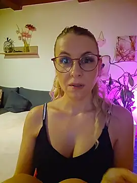 Snapshot of VanessaVoxx chatting on September 2025 05:24:02 PM VanessaVoxx online show from September 2025 05:24:02 PM