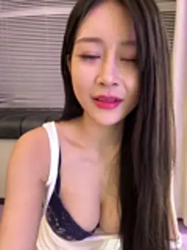 Snapshot of yiyi_3523 chatting on July 2026 03:03:02 PM yiyi 3523 online show from July 2026 03:03:02 PM