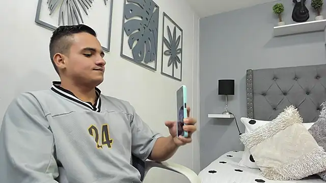 violeta and maxx online show from November 2025 11:37:01 PM