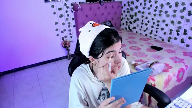 Snapshot of selina_lovers_ chatting on December 2025 04:09:01 AM selina lovers online show from December 2025 04:09:01 AM