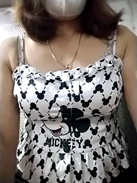Snapshot of YiyinLy chatting on October 2025 02:29:02 PM YiyinLy online show from October 2025 02:29:02 PM