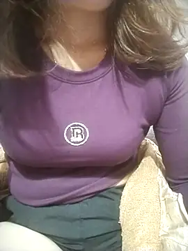 YiyinLy online show from November 2025 07:54:01 AM