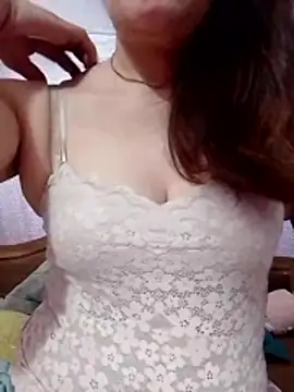 Snapshot of YiyinLy chatting on May 2026 05:18:01 PM YiyinLy online show from May 2026 05:18:01 PM