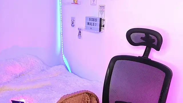 Emily Lindey online show from February 2026 08:21:01 AM