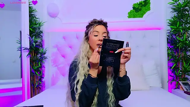 Snapshot of AriannaSins chatting on November 2025 01:32:01 PM AriannaSins online show from November 2025 01:32:01 PM