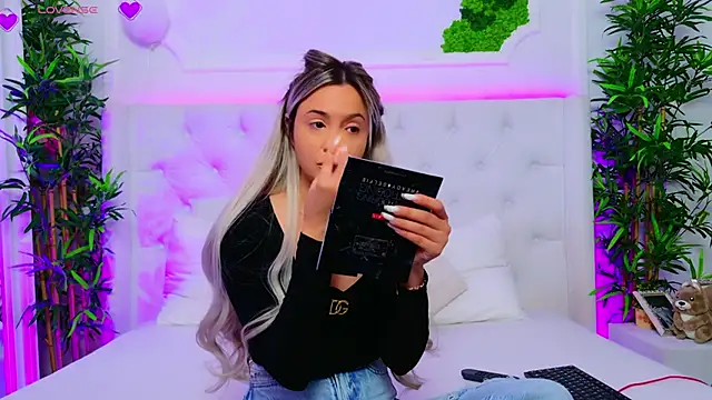 Snapshot of AriannaSins chatting on November 2025 02:28:01 PM AriannaSins online show from November 2025 02:28:01 PM