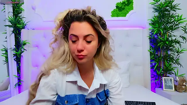 Snapshot of AriannaSins chatting on November 2025 01:32:02 PM AriannaSins online show from November 2025 01:32:02 PM