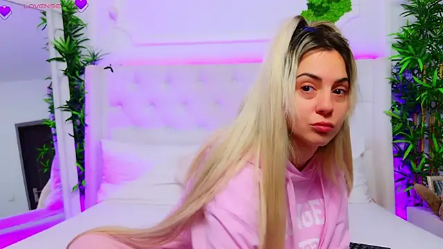 Snapshot of AriannaSins chatting on December 2025 01:16:02 PM AriannaSins online show from December 2025 01:16:02 PM