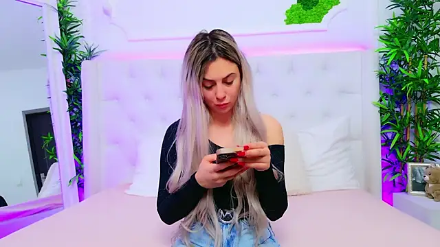 Snapshot of AriannaSins chatting on December 2025 01:31:01 PM AriannaSins online show from December 2025 01:31:01 PM