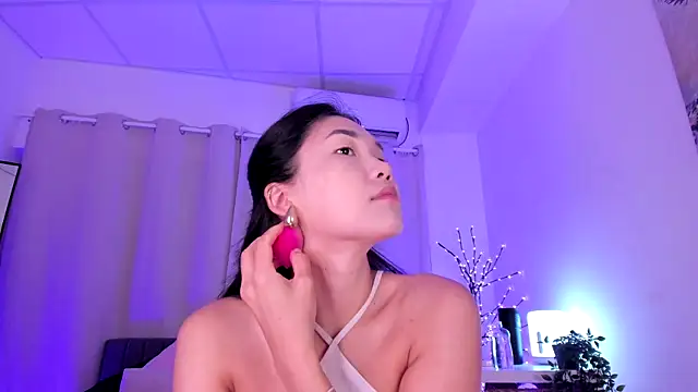 Snapshot of Divine_Madeleine chatting on July 2026 06:19:02 AM Divine Madeleine online show from July 2026 06:19:02 AM
