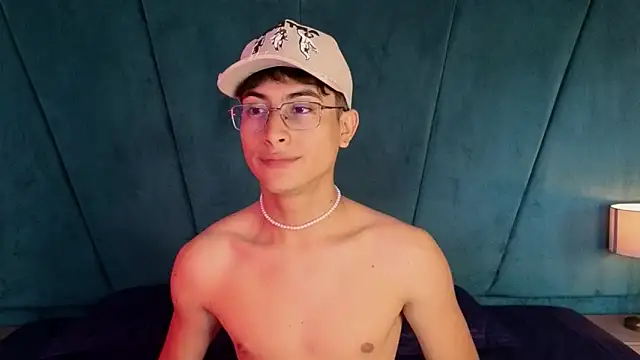 Aaron Eze online show from November 2025 08:18:01 PM