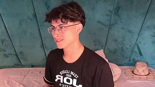 Aaron Eze online show from April 2026 07:55:01 PM