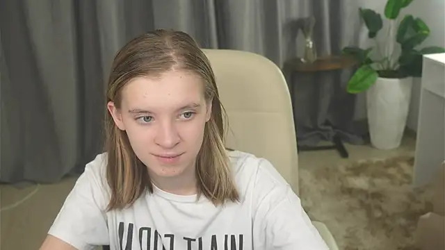 Snapshot of VestaRonan chatting on October 2025 01:44:02 PM VestaRonan online show from October 2025 01:44:02 PM