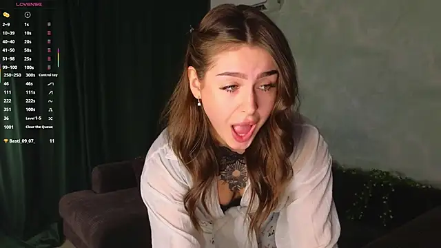 TinyMollys online show from October 2025 03:36:01 PM