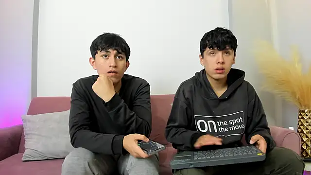 hoot booys  online show from April 2026 08:39:01 PM