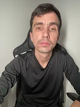 leozin01 online show from May 2026 11:56:02 PM